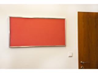 Pěnová nástěnka s hliníkovým rámem 100 x 100 cm 30 Červená