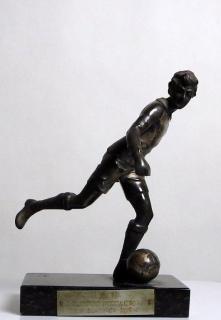 Bronzová soška fotbalisty