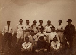 Dobová fotografie fotbalového mužstva českých zajatců v Tjumeni, 1917