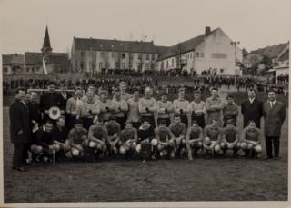 Dobová fotografie fotbalového týmu  Shene OG FC, 1965