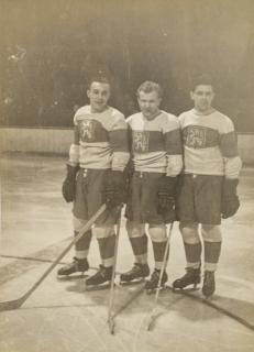 Dobová fotografie - hokej, 1. útočná řada 1953