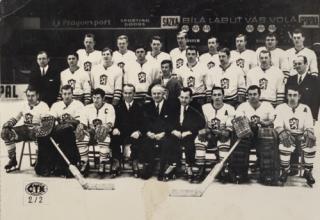 Dobová fotografie hokejového týmu ČSSR. 1972