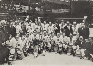 Dobová fotografie hokejového týmu ČSSR s pohárem. 1972