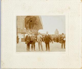 Dobová fotografie  malá, před stadionem na Letné, 1930?