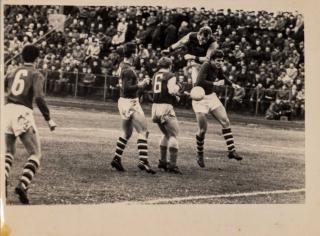 Dobová fotografie, momentka z utkání Dukla v. Sparta, 1955
