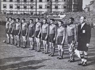 Dobová fotografie, Mužstvo Paříže před utkáním v Praze, 1947