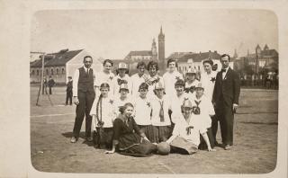 Dobová fotografie sportovců v kroji slávistickém