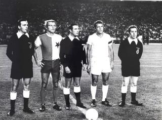 Dobová fotografie velká, Real Madrid v. Sk Slavia, před výkopem 1976