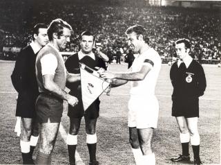 Dobová fotografie velká, Real Madrid v. Sk Slavia, předání vlajek, 1976