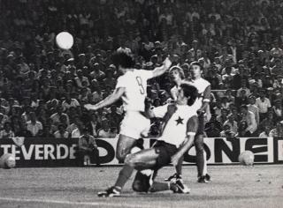 Dobová fotografie velká, Real Madrid v. Sk Slavia, souboj o míč 1976