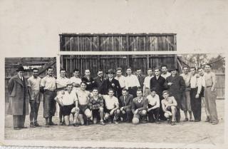 Dobová fotopohlednice, Fotbal SK Kolín před brankou, 1930