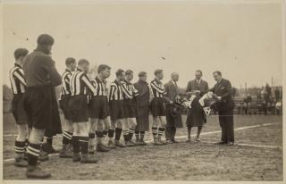 Fotografie fotbal, AK Žižkov nastupuje proti Greiling, 1930