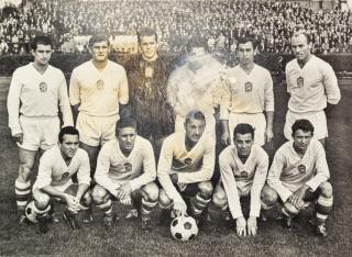 Fotografie -  fotbal, mužstvo ČSSR pře utkáním s Rumunskem, 1962,, Pressfoto