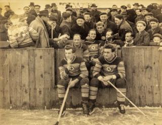 Fotografie hokejového týmu na střídačce