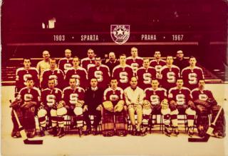Fotografie - hokejový tým Sparta Praha, 1967