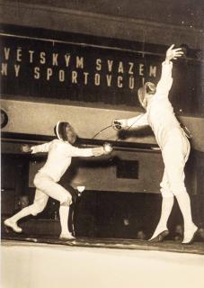 Fotopohlednice čs spartakiáda 1955, utkání čs. šermířů se sovětskými