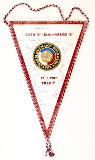 Klubová vlajka fotbal,  ČSSR 21 vs. BULHARSKO 21, podpisy hráčů 1987