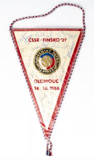 Klubová vlajka fotbal,  ČSSR 21 vs. FINSKO 21, podpisy hráčů 1986