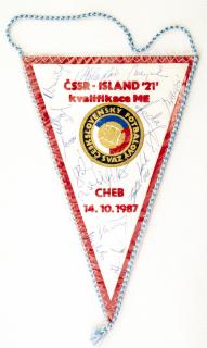 Klubová vlajka fotbal,  ČSSR 21 vs. ISLAND 21, podpisy hráčů 1987