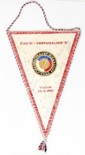 Klubová vlajka fotbal,  ČSSR 21 vs. PORTUGALSKO 21, podpisy hráčů 1985