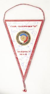 Klubová vlajka fotbal,  ČSSR 21 vs. RAKOUSKO 21, podpisy hráčů 1987