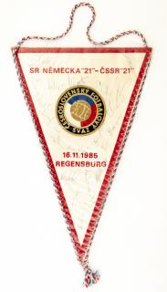 Klubová vlajka fotbal,  ČSSR 21 vs. SRN 21, podpisy hráčů 1985