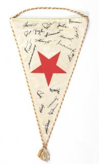 Klubová vlajka Slavia Praha kopaná, podpisy