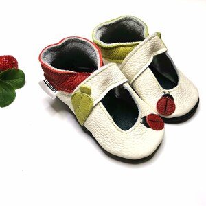 Kožené capáčky s koženou podrážkou sandále bílé s beruškou EBOOBA Velikost capáčků: 12-18 měsíců
