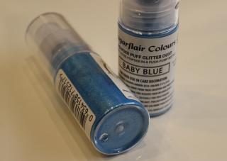 Baby blue třpytivá prachová barva ve spreji - Sugarflair Colours, Anglie