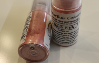 Baby Pink třpytivá prachová barva ve spreji - Sugarflair Colours, Anglie