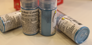 Frozen Blue prachová třpytivá barva ve spreji - Sugarflair Colours, Anglie