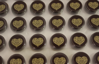 Tmavá čokoláda 70% se zlatým srdcem 30ks - PCB Creation