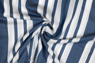 Viskózová tkanina s modrými pruhy o různých šířkách