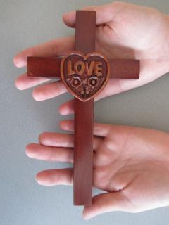 dřevěný kříž 20 cm závěsný se srdcem LOVE