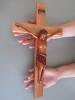 dřevěný kříž 40 cm závěsný s tělem světlý
