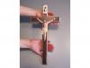 dřevěný kříž s Ježíšem závěsný