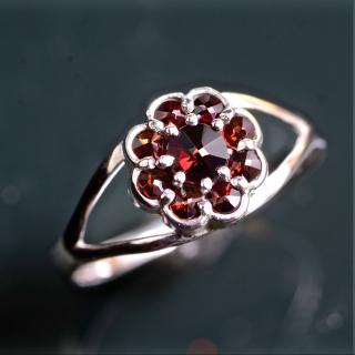Rozálie - prsten / granátový šperk - rhodiované stříbro 925/1000 Velikost: 51