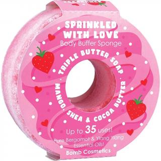 Bomb cosmetics Sprchová masážní houba Sprinkled with Love s bambuckým máslem 165 g