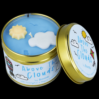 Bomb Cosmetics Vonná svíčka Above the clouds (Nad mraky) 35 hod
