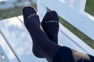 Pánské jednobarevné bavlněné ponožky  – tmavě hnědé 39-42