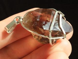 Buclatý krystal záhnědy s půvabnou barvou i hezkým vnitřním světem - stříbrný přívěsek