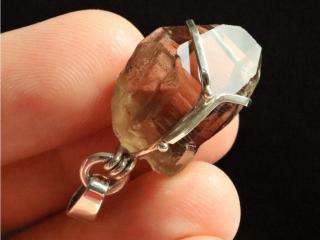 Buclatý krystalek záhnědy s drahokamovou čistotou a podmanivou barvou - stříbrný přívěsek