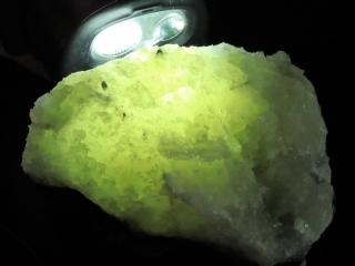 Částečně krystalizovaný prehnit s jemnou žluto-zelenou barvou