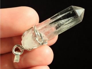 Dokonalý pravidelný krystalek křišťálu s drahokamovou čistotou - zdobený stříbrný přívěsek