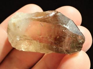 Estetický krystal citrínu s tmavší špičkou a křemennou základnou - krásný vnitřní svět