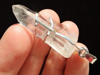 Fantomový krystal křišťálu v propracovaném stříbrném přívěsku
