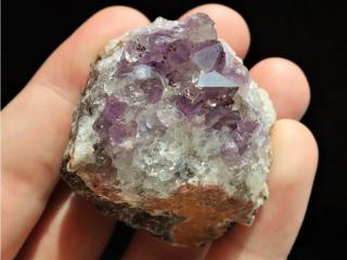 Fragment krystalové drůzy ametystu s několika fialovými špičkami