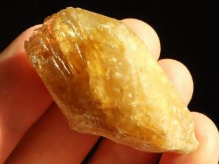 Fragment krystalu citrínu značně prozkaný křemenem