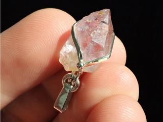 Jemně fialový krystalek ametystu v originálním stříbrném přívěsku