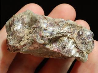 Jemně fialový lepidolit s drobnými růžovými rubelitky
